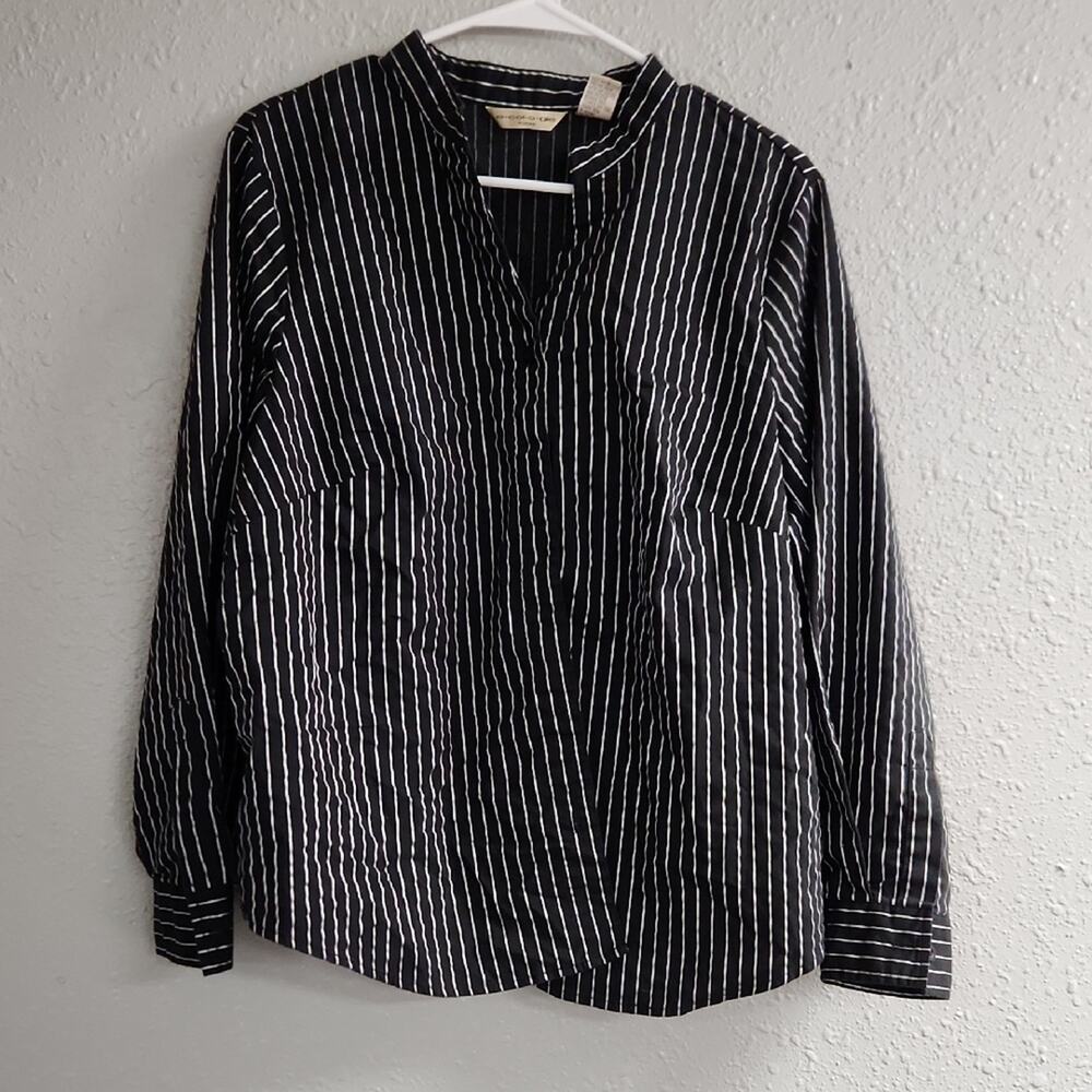 🚨2/$25 or 5/$50🚨Elegant Black and White Striped Women's Button Down Shirt
